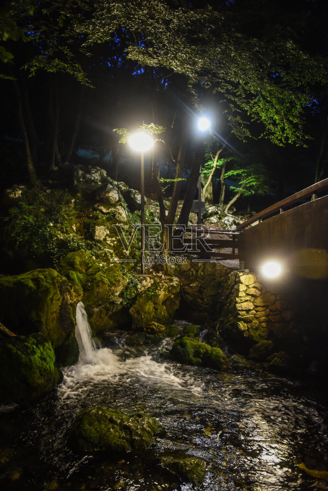 夜晚的童话河照片摄影图片