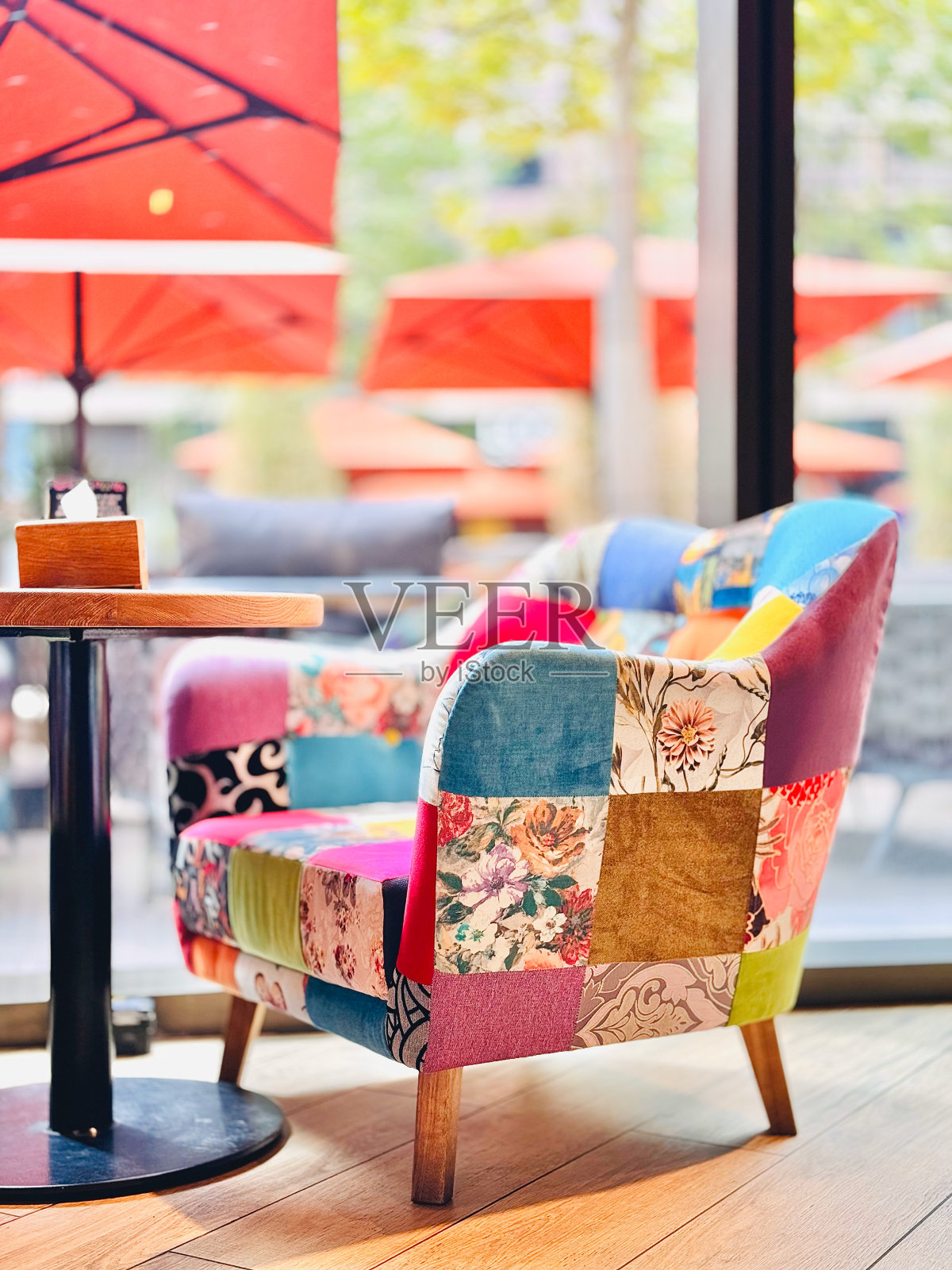 咖啡店里的咖啡桌和扶手椅照片摄影图片