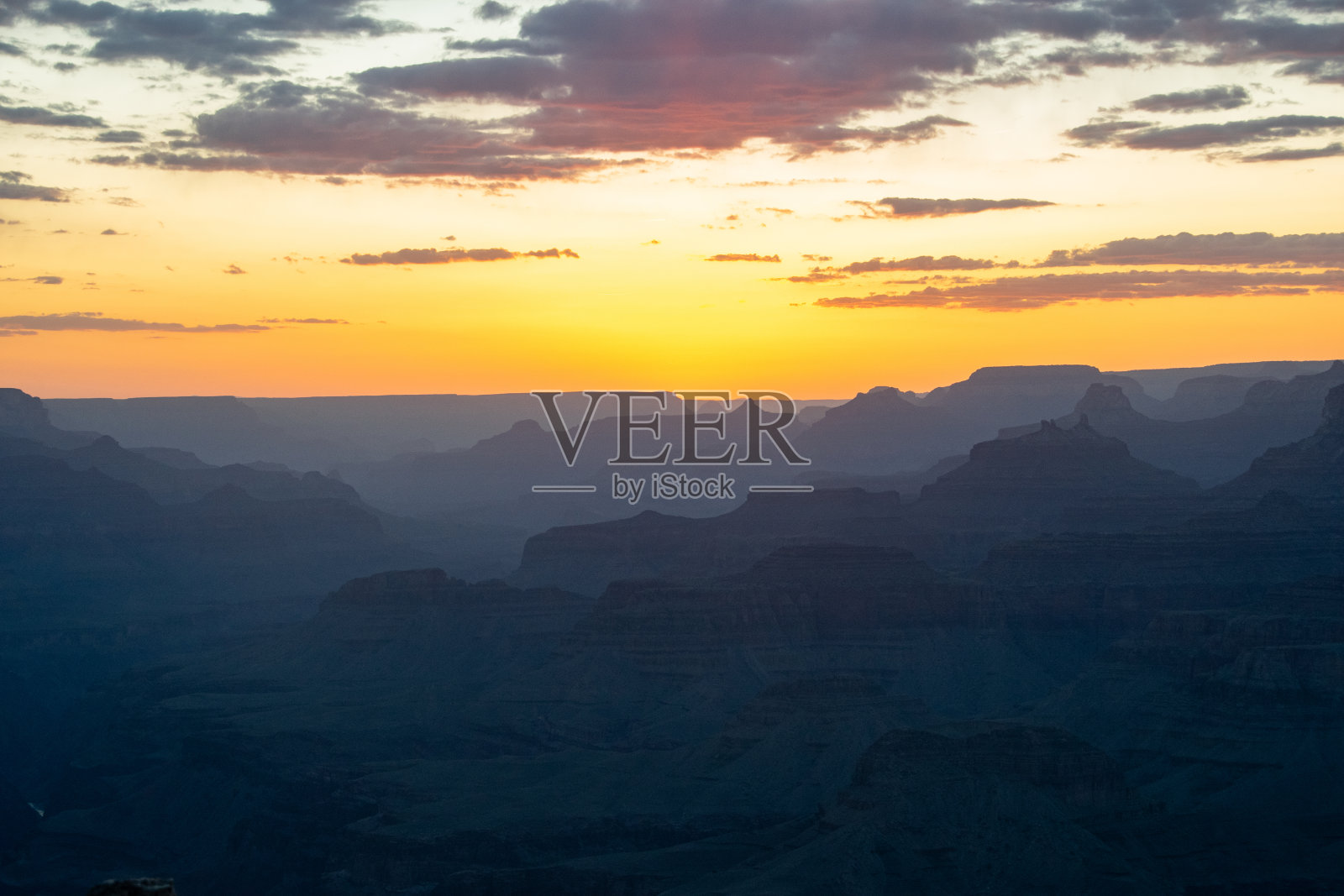 日落后大峡谷的黄色光芒照片摄影图片