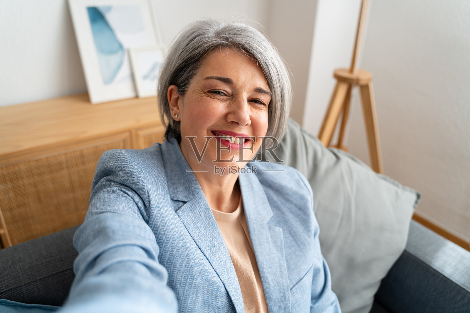 自信成熟的女商人微笑着自拍照片摄影图片