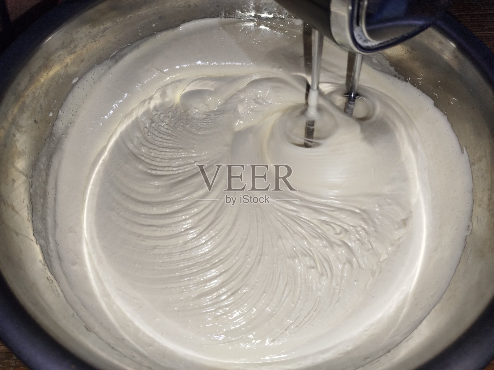 蒸好的海绵面团，在锅里发硬，准备放进模具里蒸。照片摄影图片