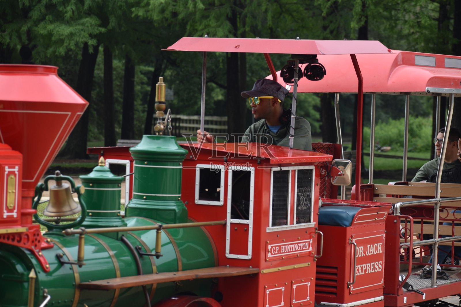 在赫尔曼公园动物园，一名自卫队特快列车的售票员照片摄影图片