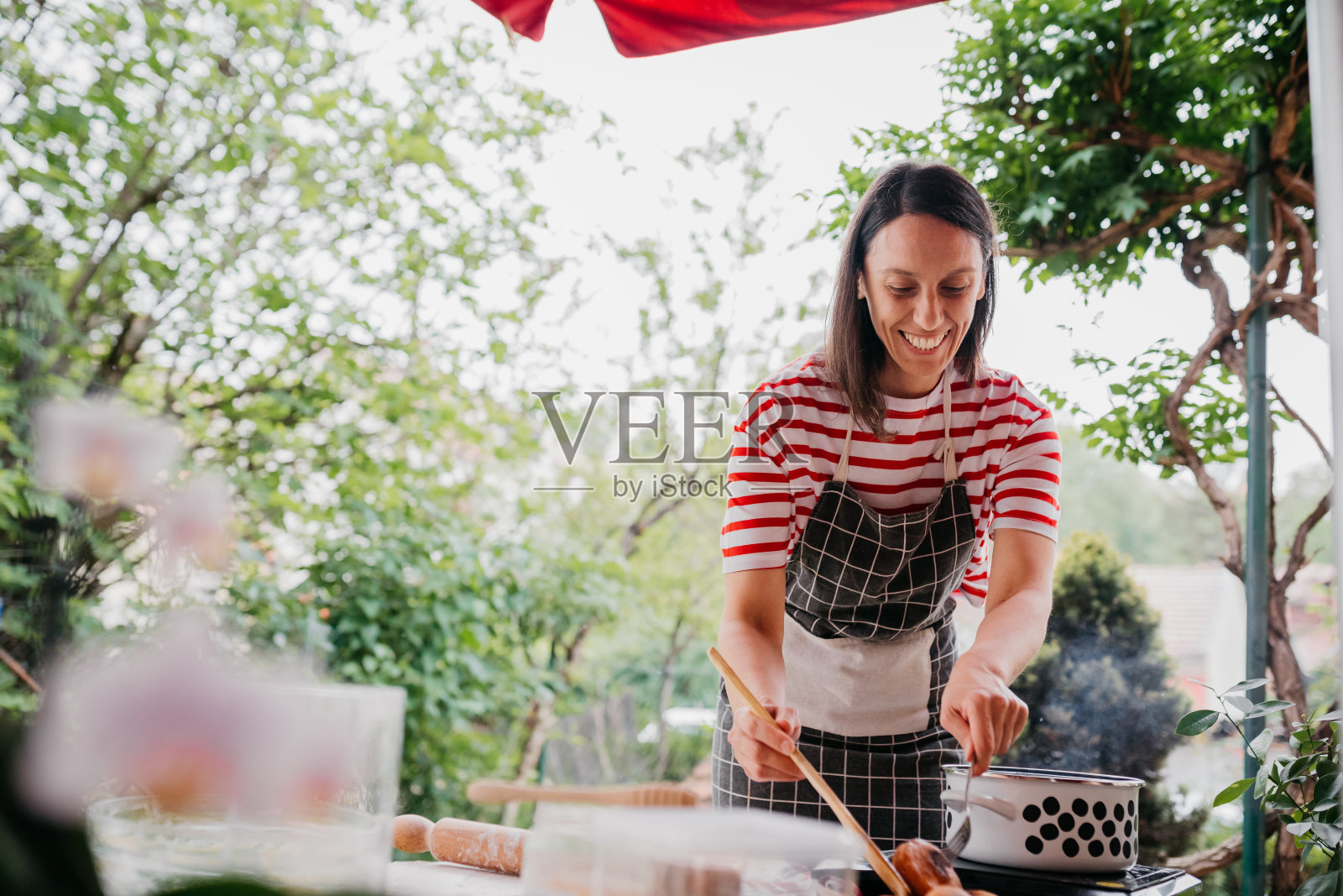 用平底锅煎面团照片摄影图片