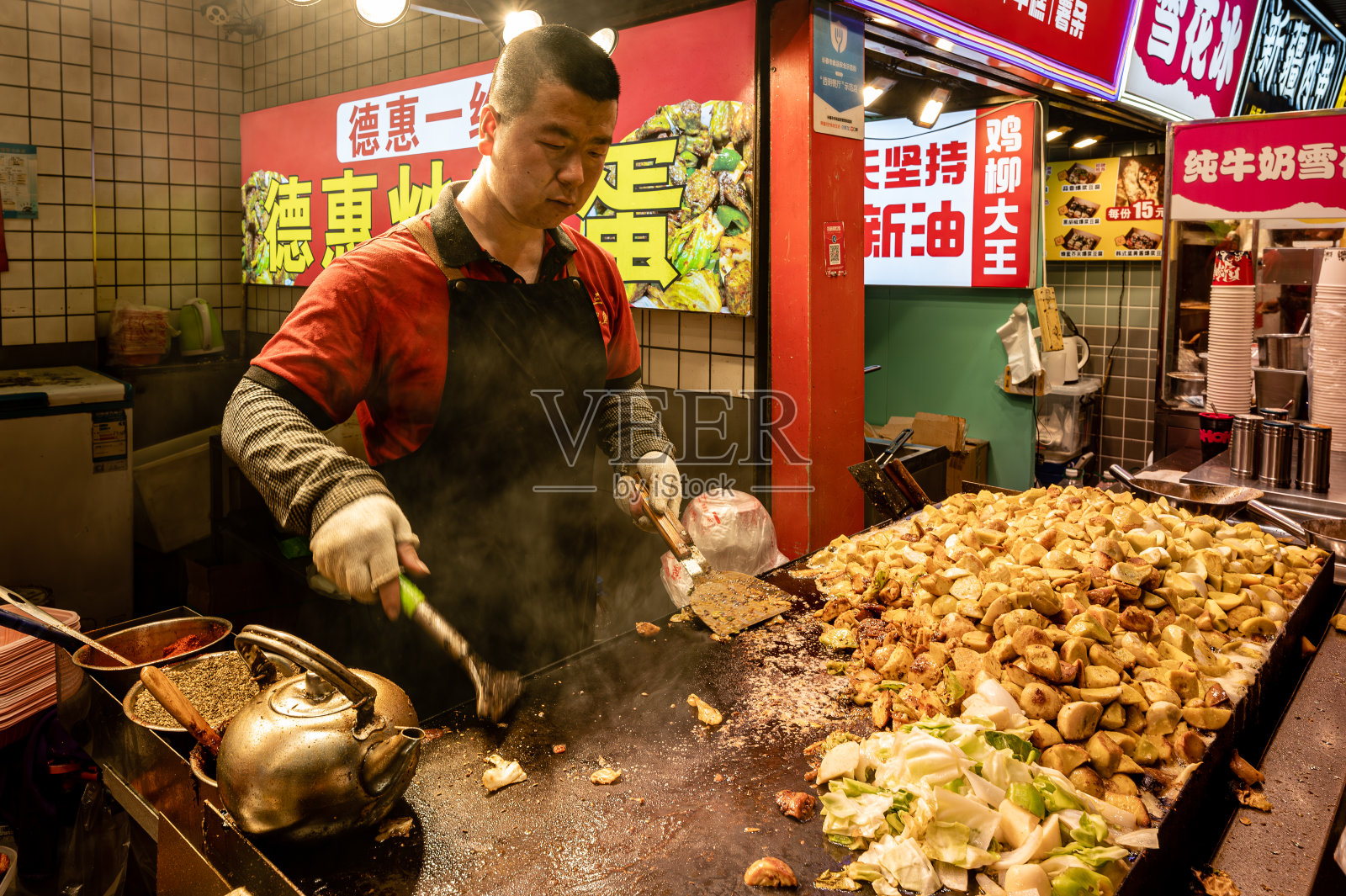 中国长春:“五一”小节日桂林胡同美食步行街照片摄影图片