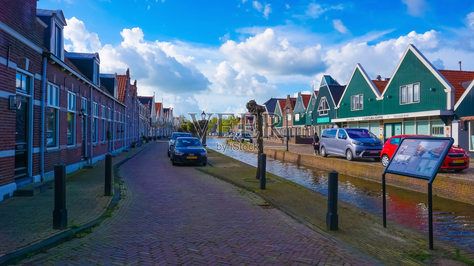 人们带着传统的房子来到荷兰北部的一个小渔村照片摄影图片