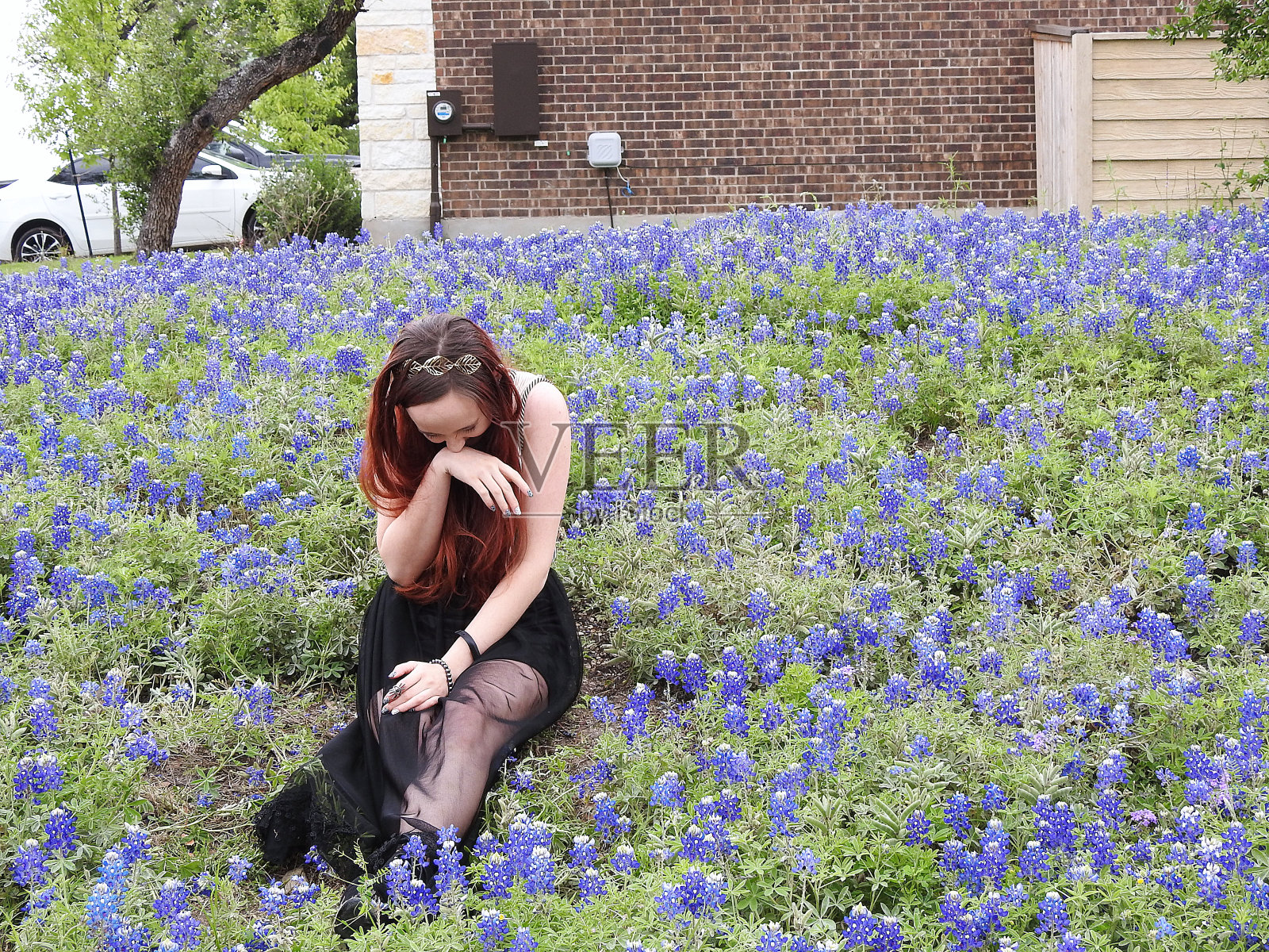 染红头发戴蓝帽的女人照片摄影图片