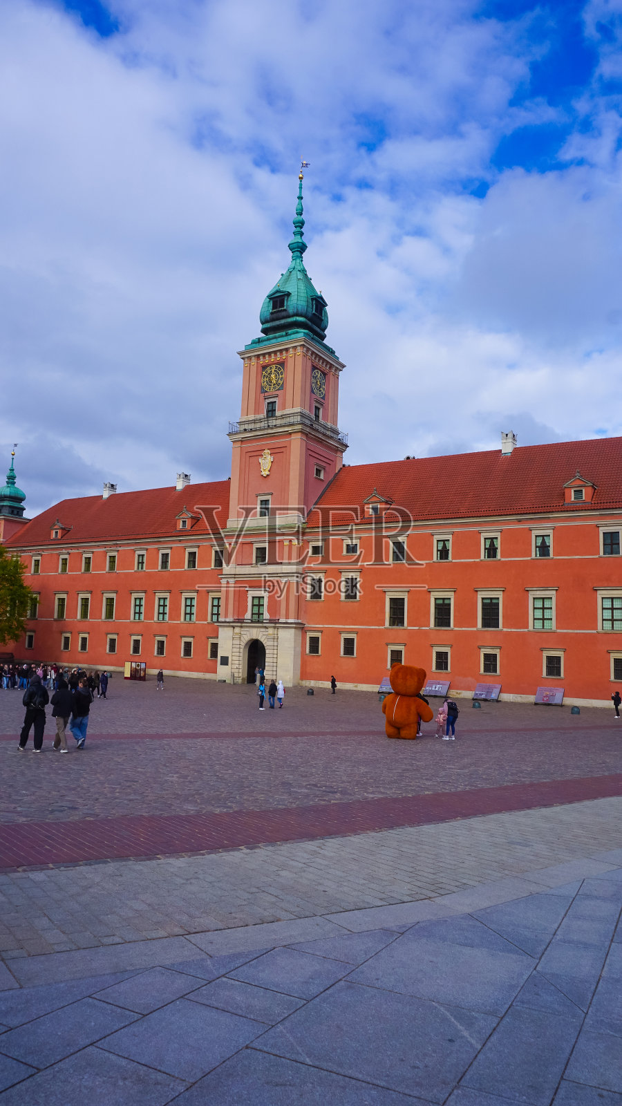 在波兰的华沙,人们去镇上玩。皇家城堡照片摄影图片