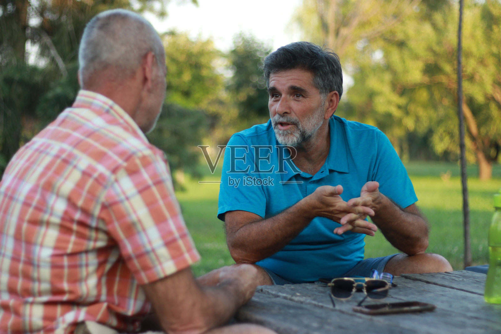 两个成熟的男人老朋友在聊天照片摄影图片
