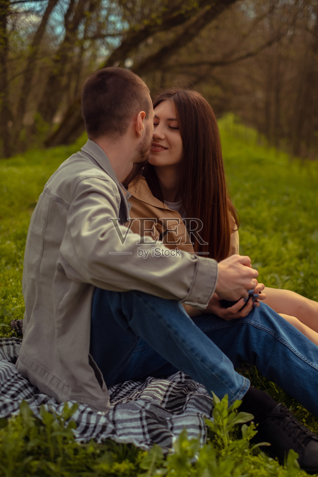 一个年轻人亲吻一个女孩，描绘浪漫的关系和爱情。这是一次本质上的约会，捕捉到了青少年感情的精髓。情人节照片摄影图片