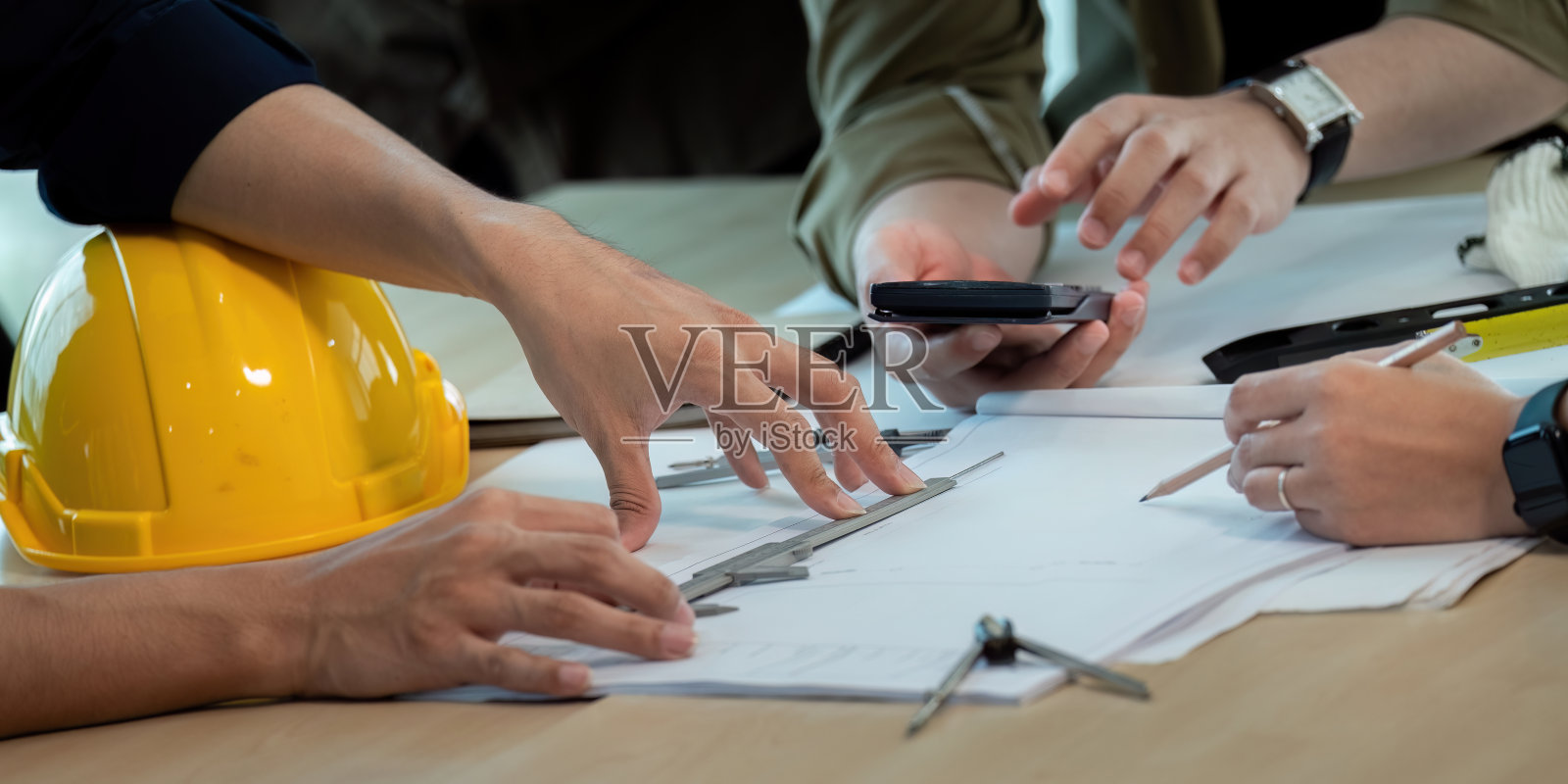 工程师或建筑师会议的施工和结构与合作伙伴和工具的模型和图纸在工作现场工作照片摄影图片