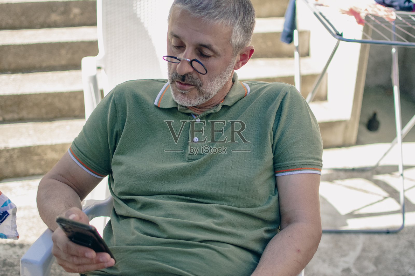 一个男人看着电话照片摄影图片