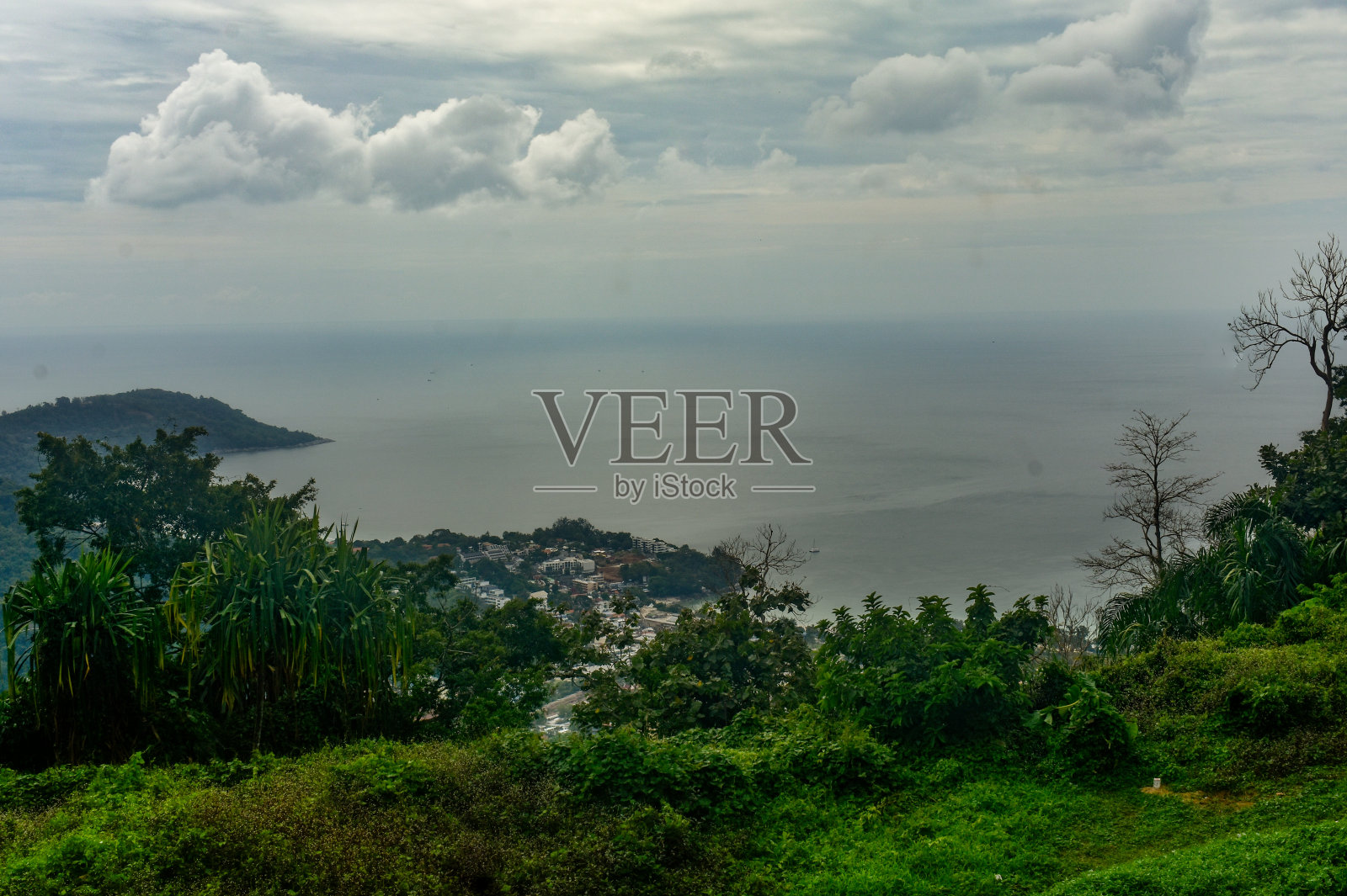 普吉岛美丽的海岸，上面有云，鸟瞰安达曼海。照片摄影图片