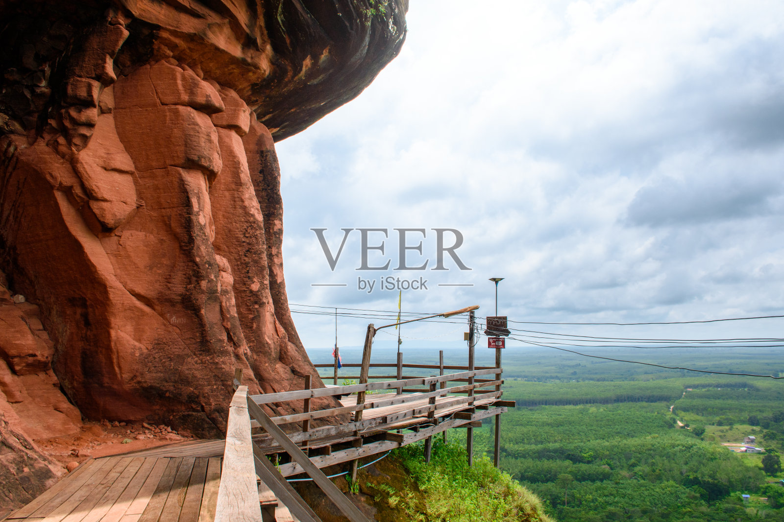 Bueng Kan，泰国- 2023年9月7日:在美丽的山顶上，橙色岩石悬崖边的人行道提供了令人惊叹的自然风光和蓝天，是一个旅游景点和冒险。照片摄影图片