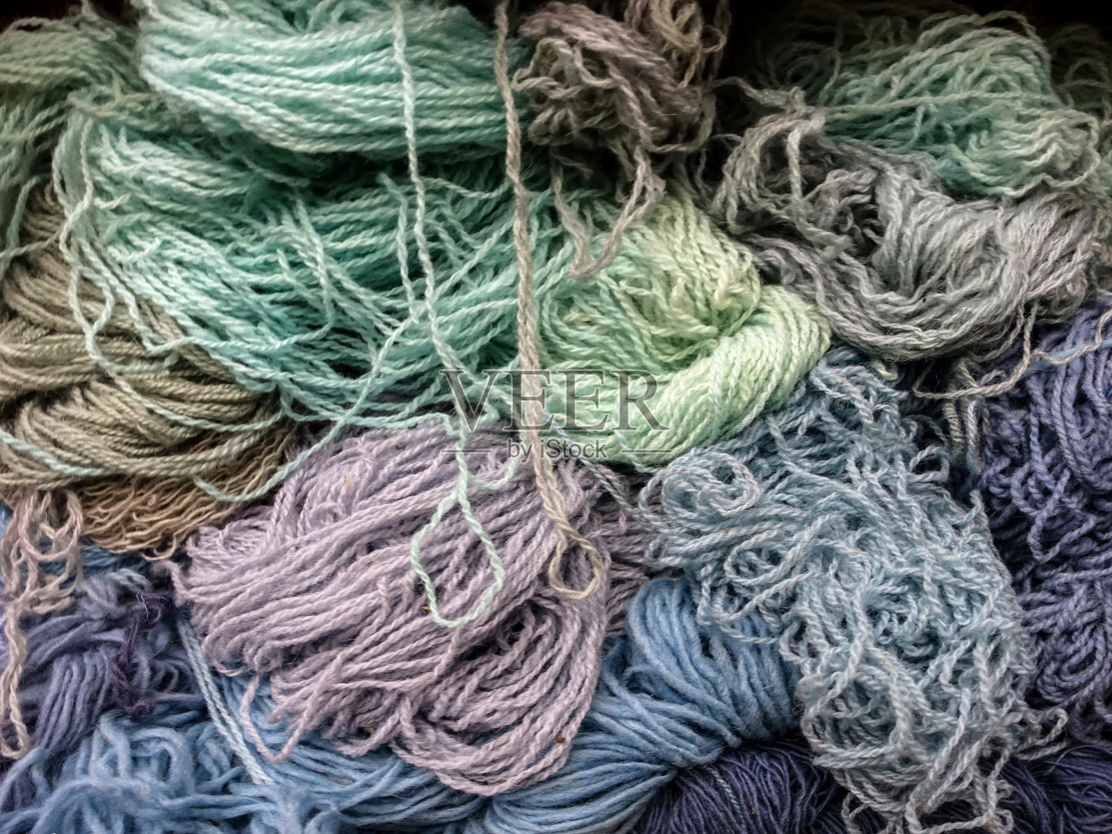 架子上有各种颜色的羊毛照片摄影图片