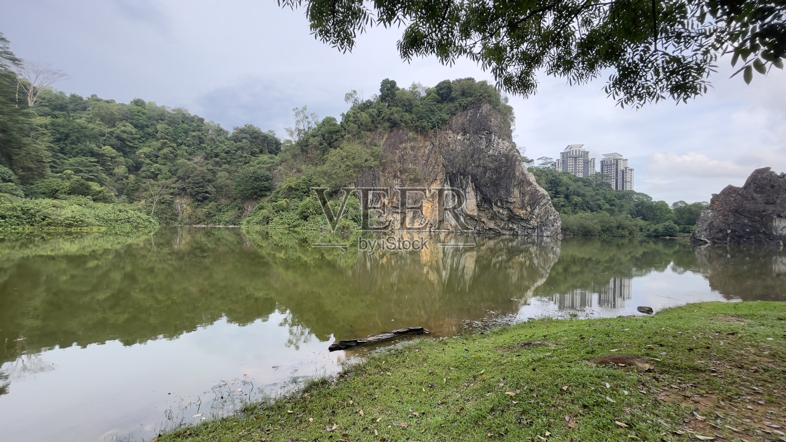 新加坡武吉贡巴克湖与山的景观照片摄影图片