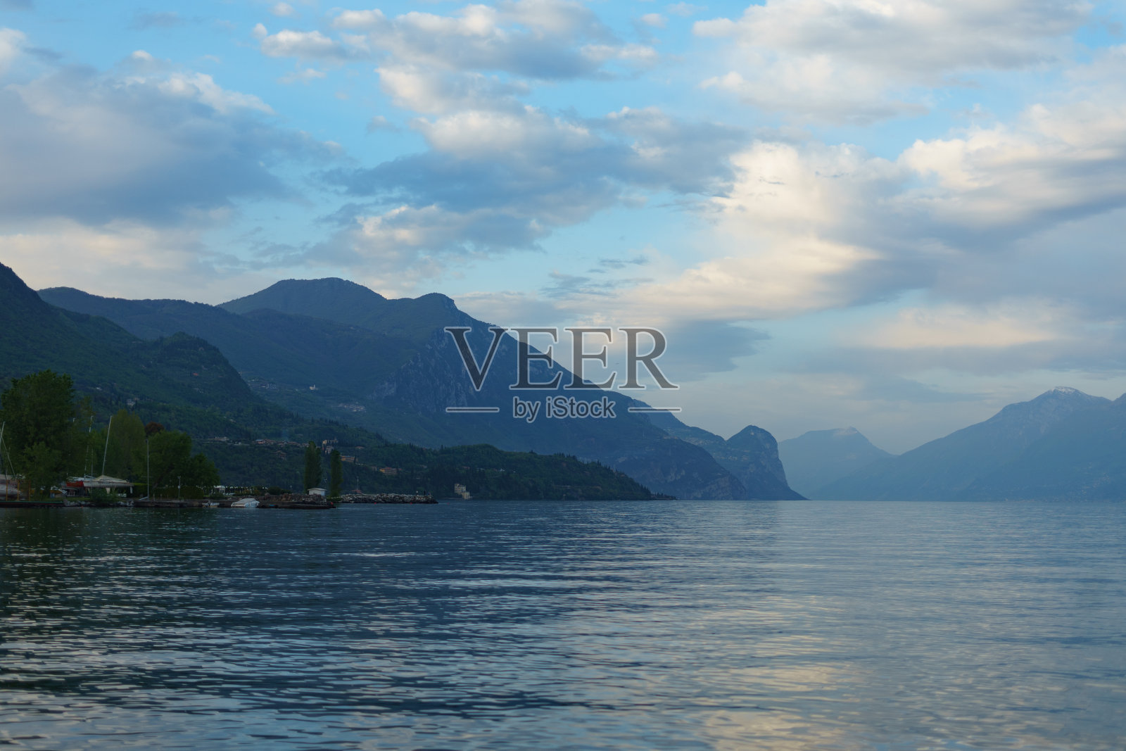 加尔达湖和周围的山脉，部分被雪覆盖照片摄影图片