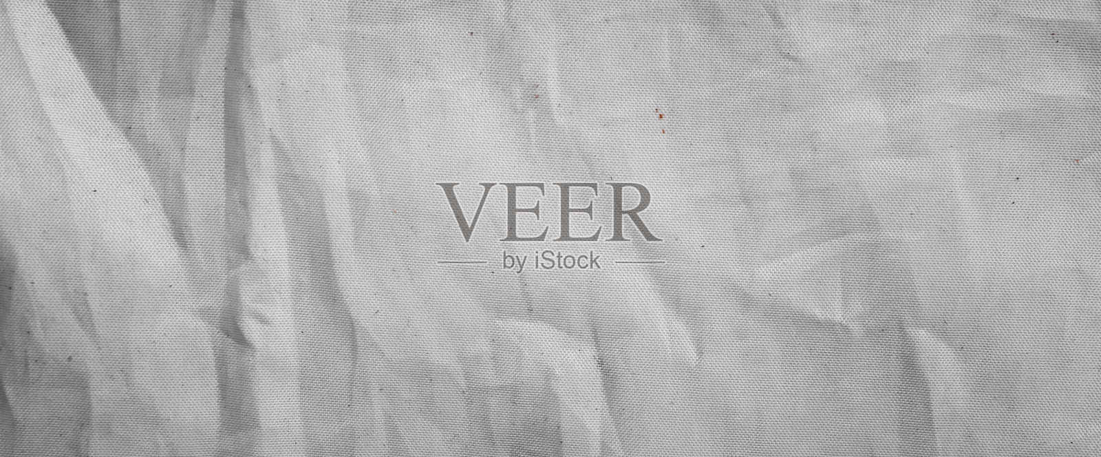 皱巴巴的黑白布。皱巴巴的织物背景。照片摄影图片