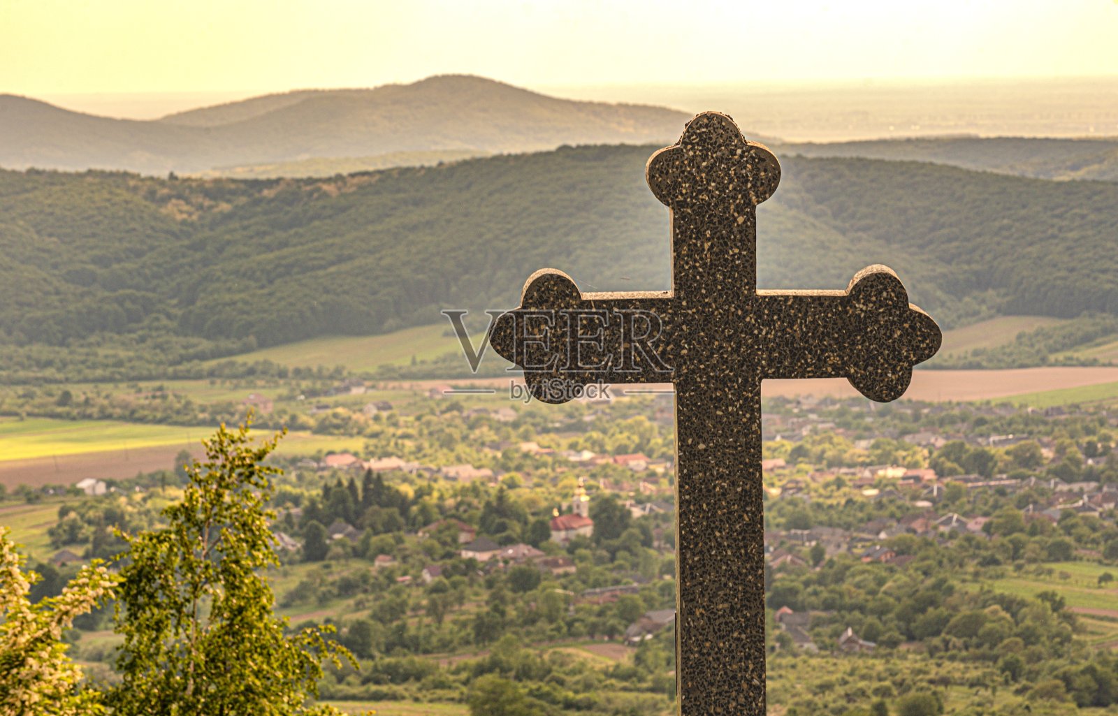 山间村落中有一个礼拜十字架的景观照片摄影图片