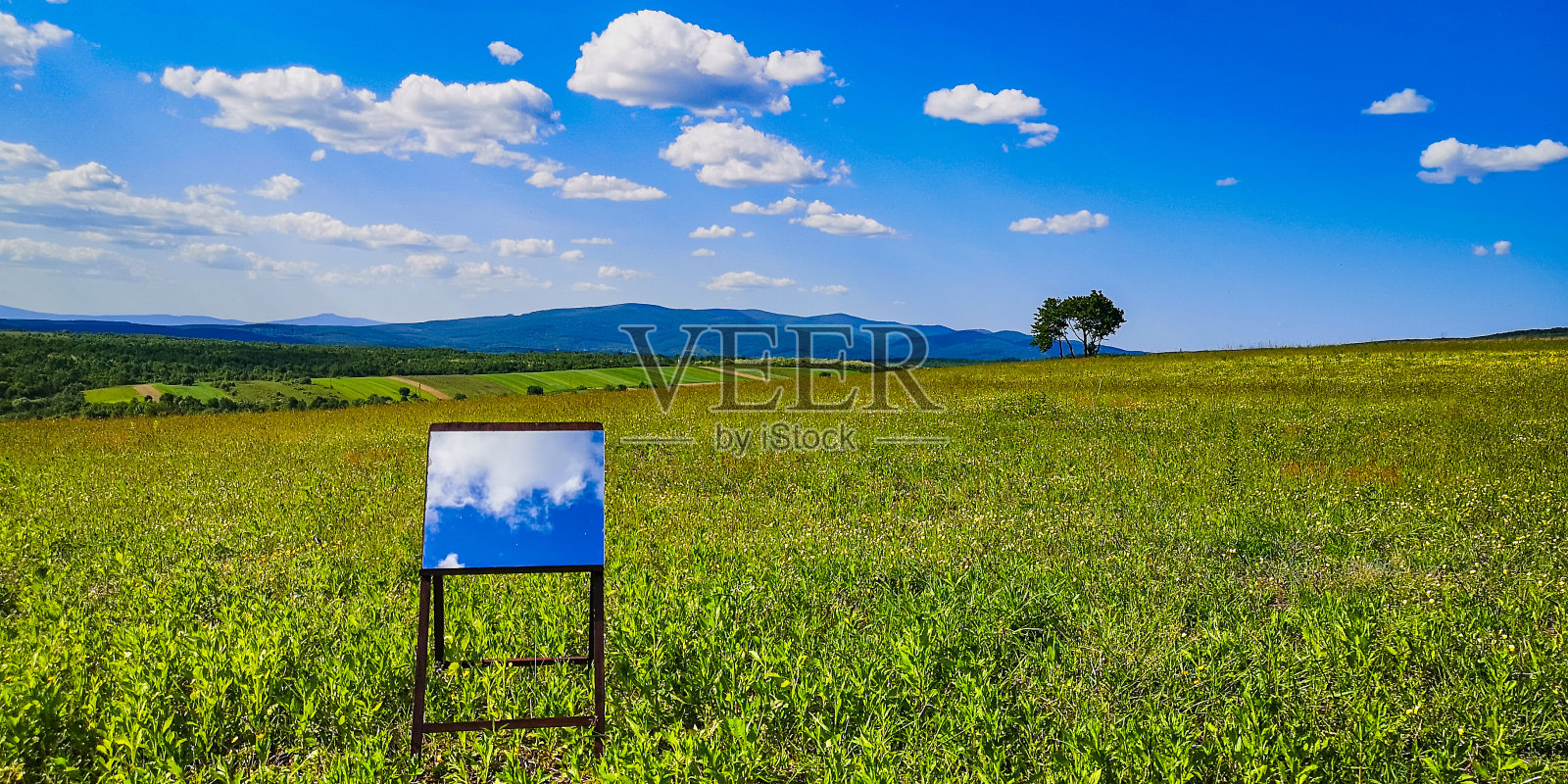 喀尔巴阡山脉的春天风景，画架上有一面镜子照片摄影图片