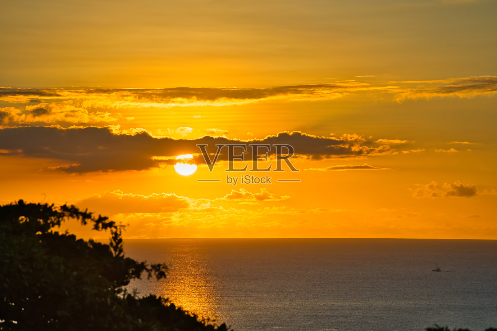 金色的夕阳在博瓦隆海滩上照片摄影图片