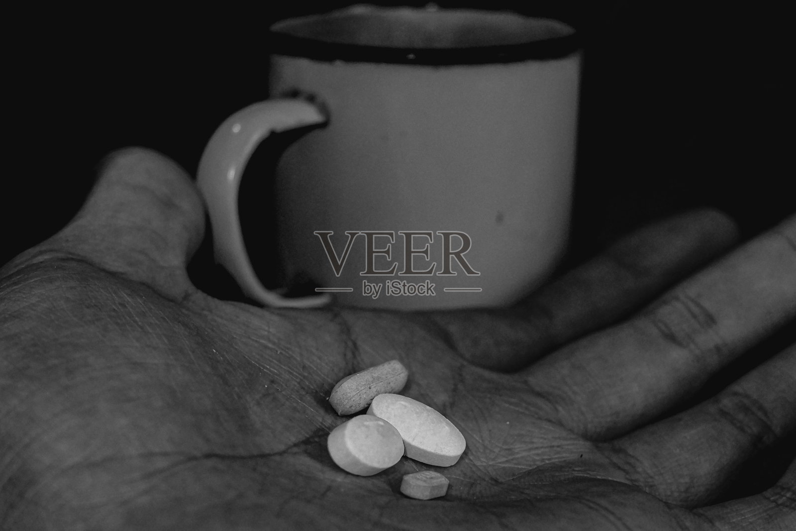 手掌中的几粒药丸与服药照片摄影图片