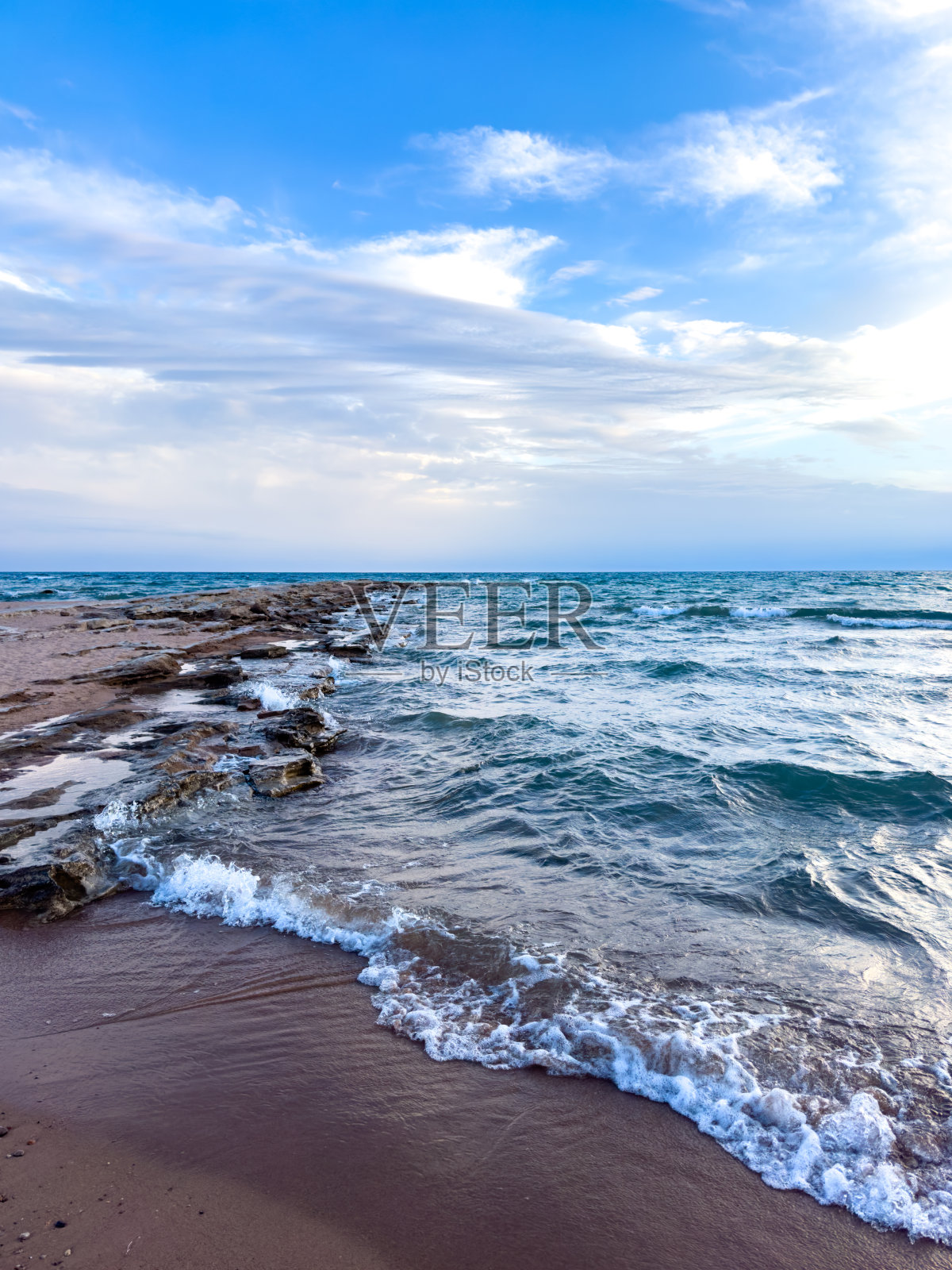 阳光明媚的夏日在湖上。山和海。吉尔吉斯斯坦，伊塞克湖照片摄影图片