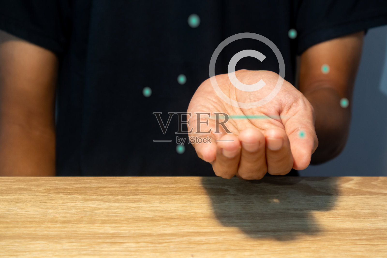 一个拥有虚拟版权标志的人。版权，知识产权保护，专利理念。照片摄影图片