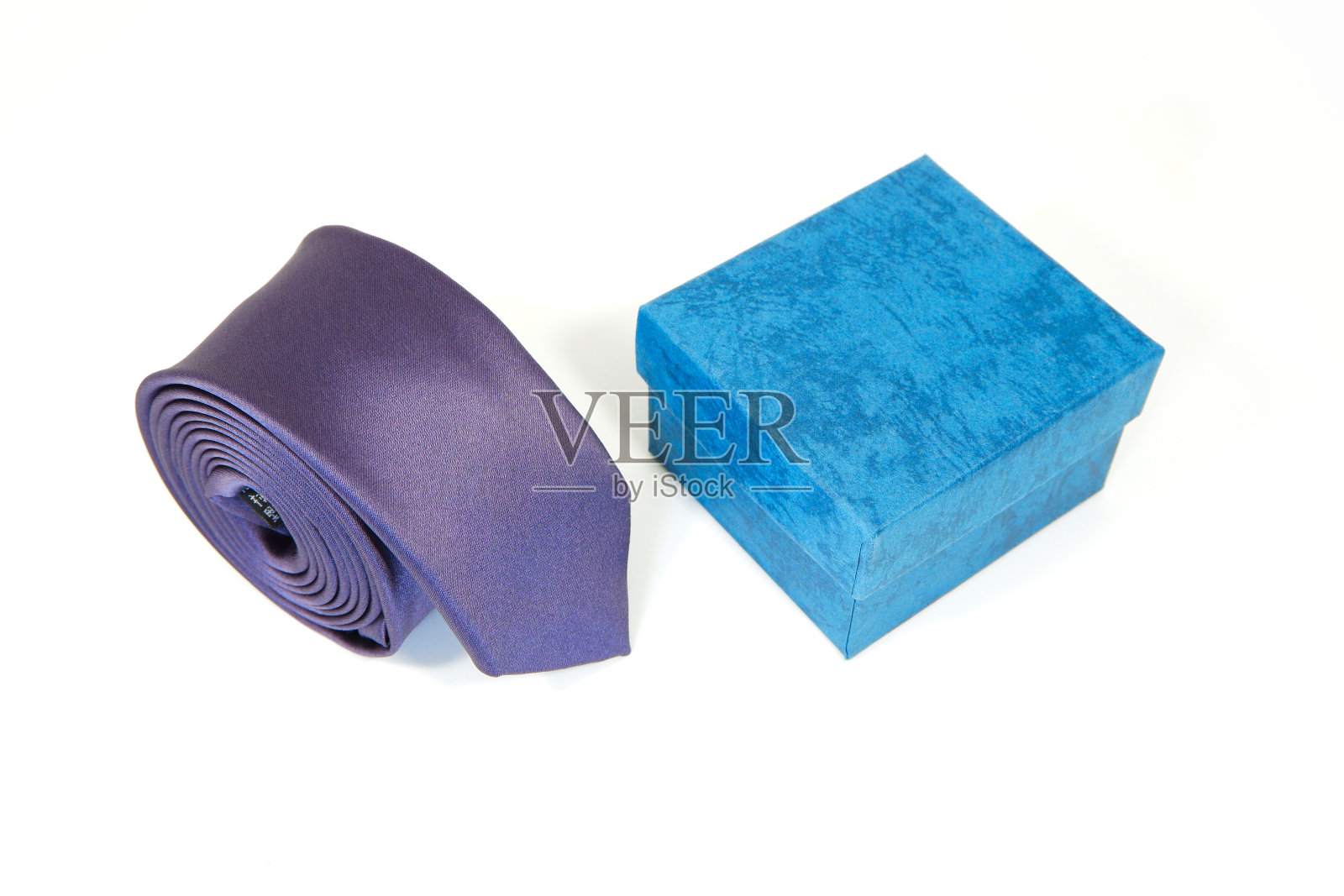 普通织物灰黑色领带卷礼盒与白色背景，近距离观察单一对象照片摄影图片