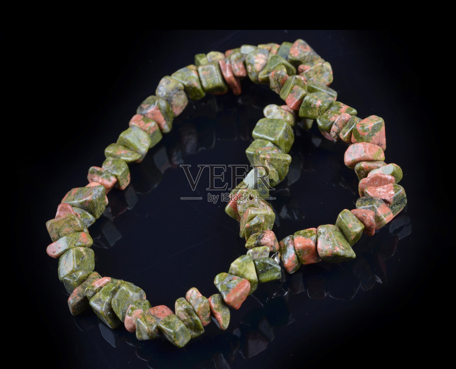 黑色背景的黑色石制手镯。手工制作的天然玛瑙手镯。照片摄影图片