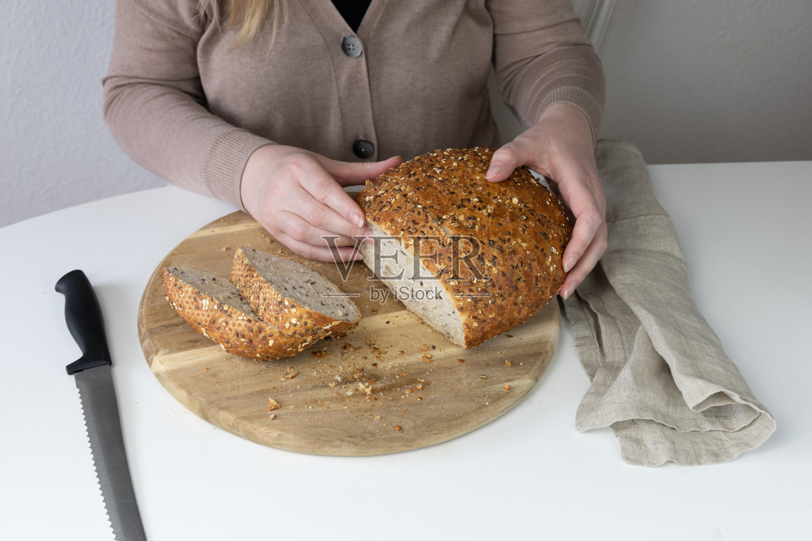 切面包的女人照片摄影图片