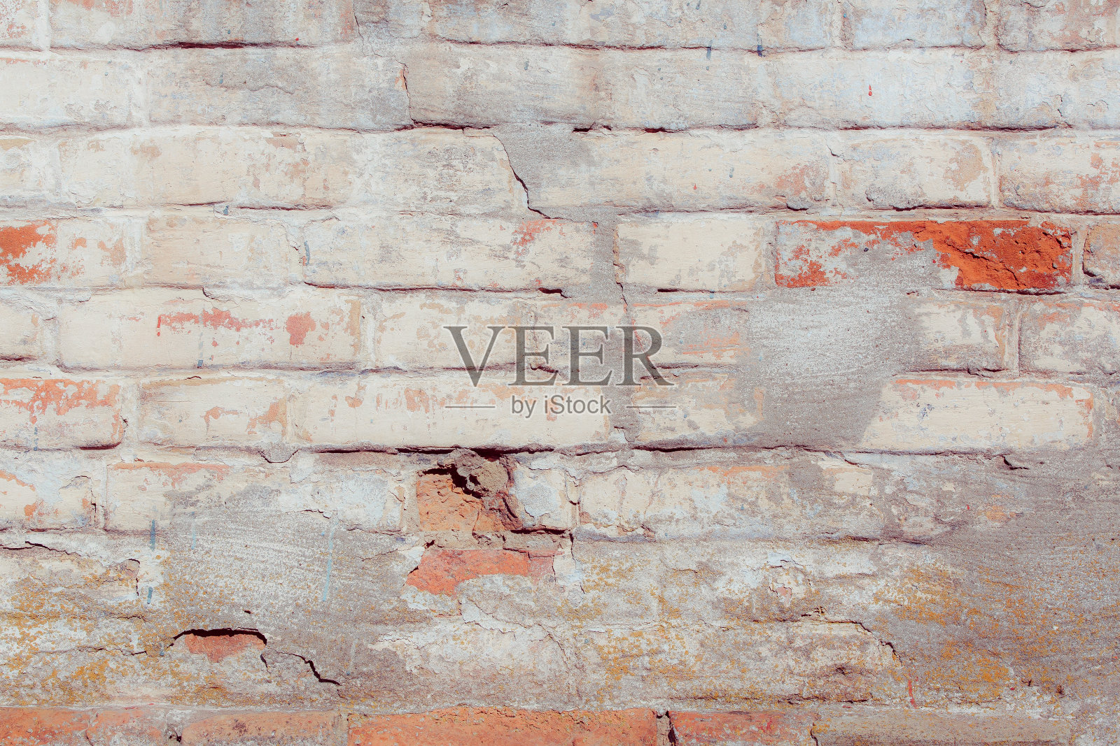 墙由红砖制成，局部涂成白色。用白色的灰泥覆盖。照片摄影图片