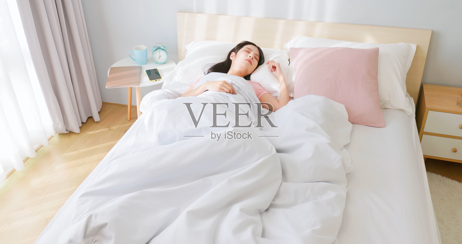 熟睡中的亚洲女性照片摄影图片