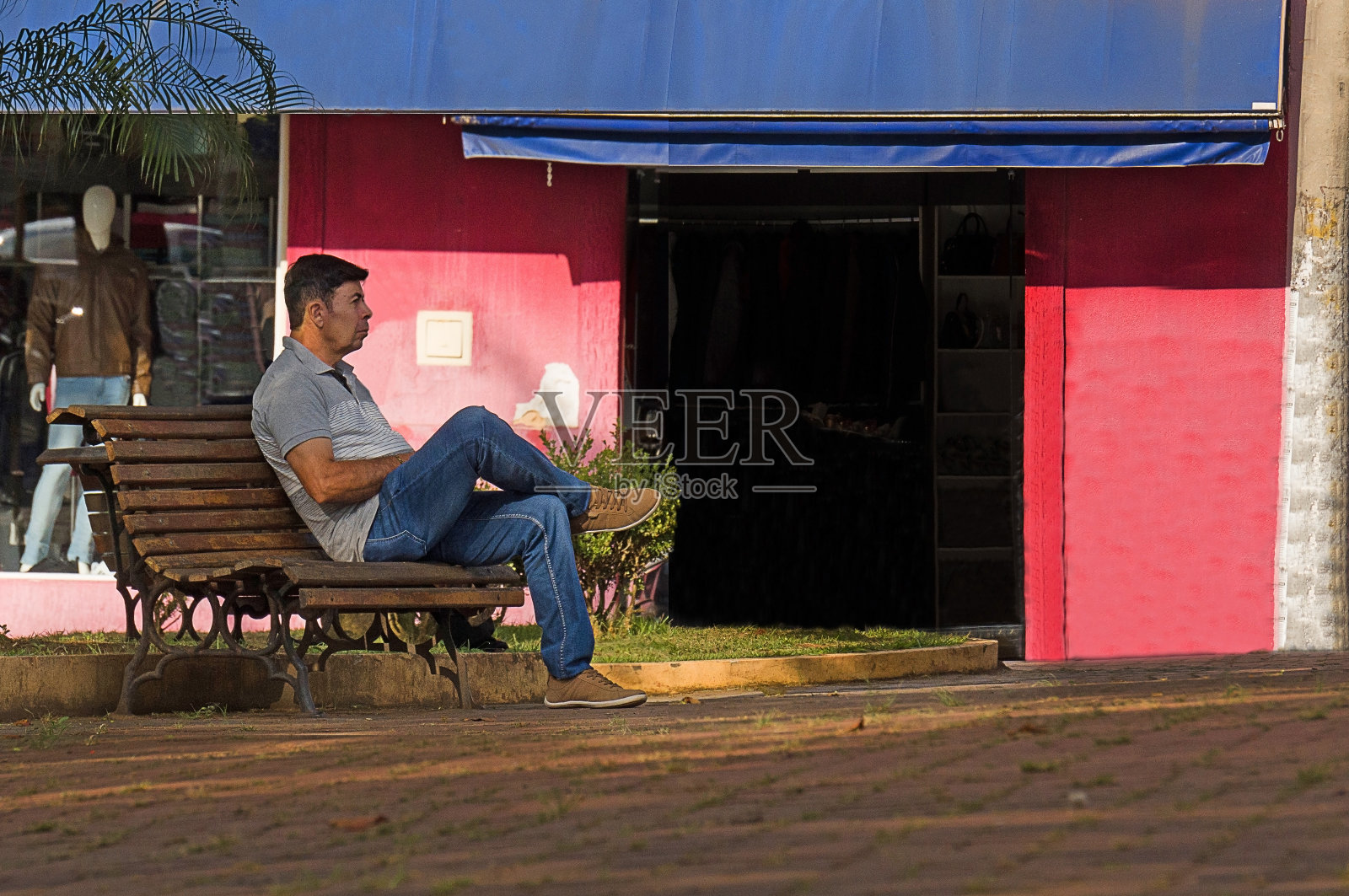 坐在城市广场上的人——城市生活照片摄影图片