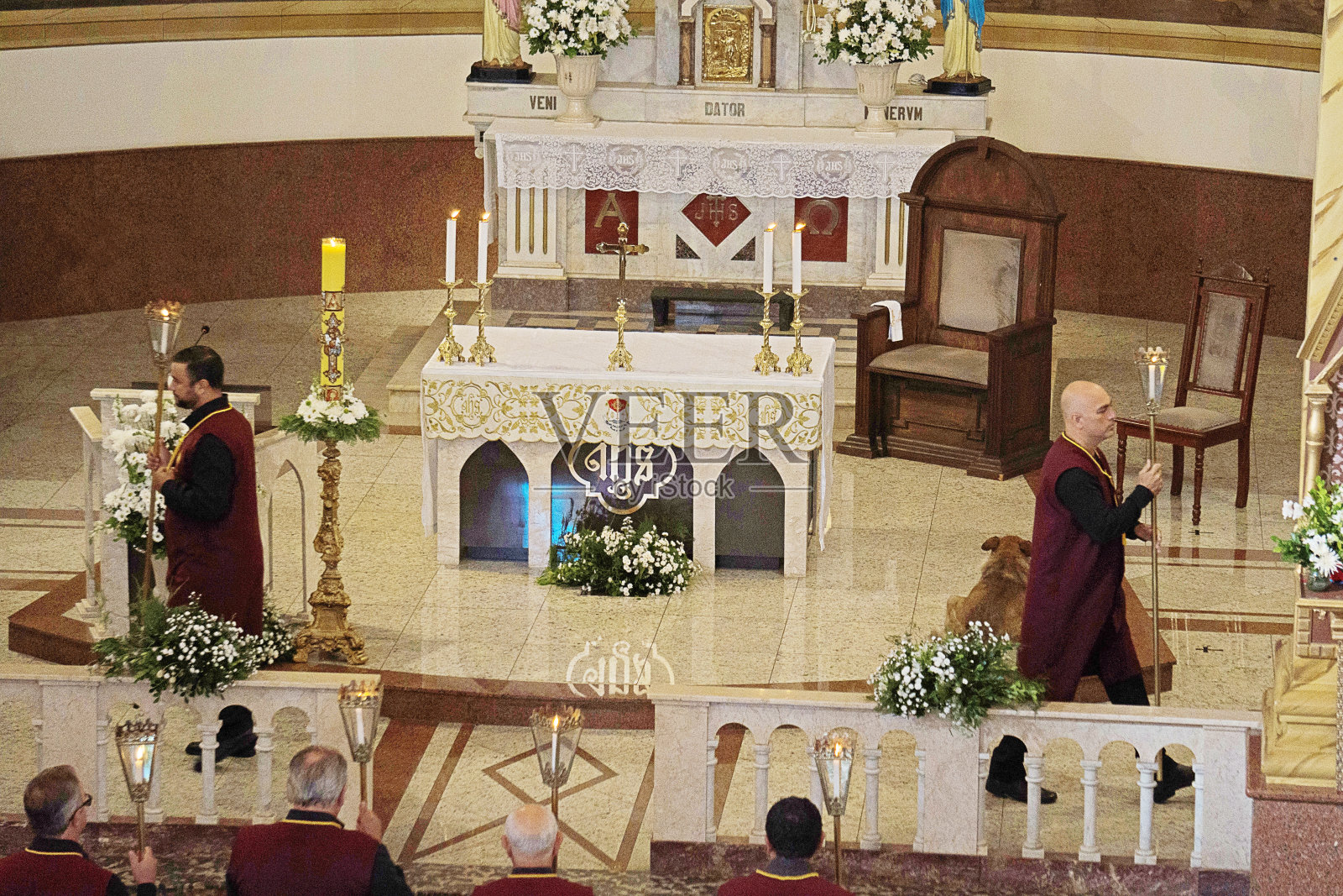 天主教会的弥撒。准备和组织照片摄影图片