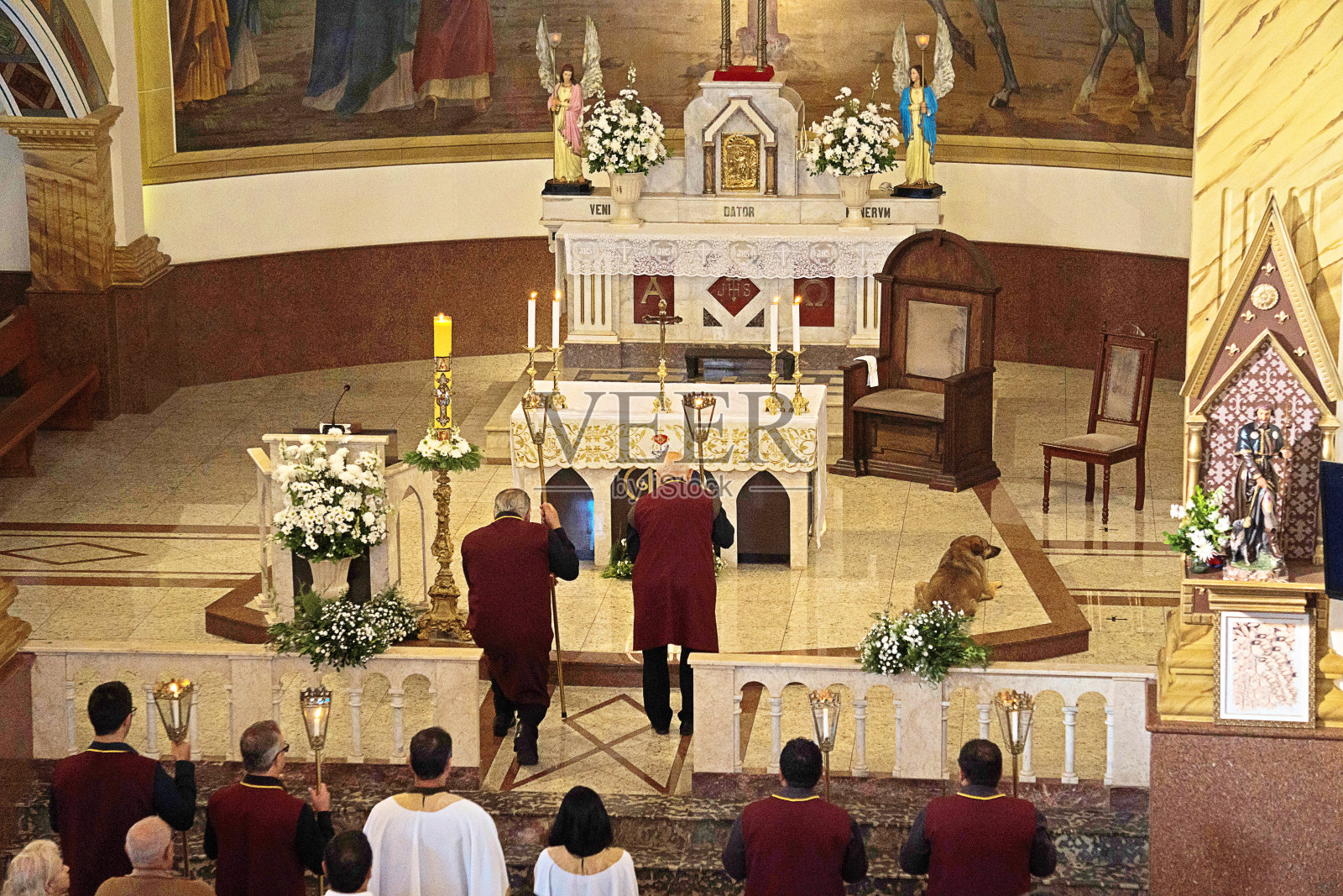 天主教会的弥撒。准备和组织照片摄影图片