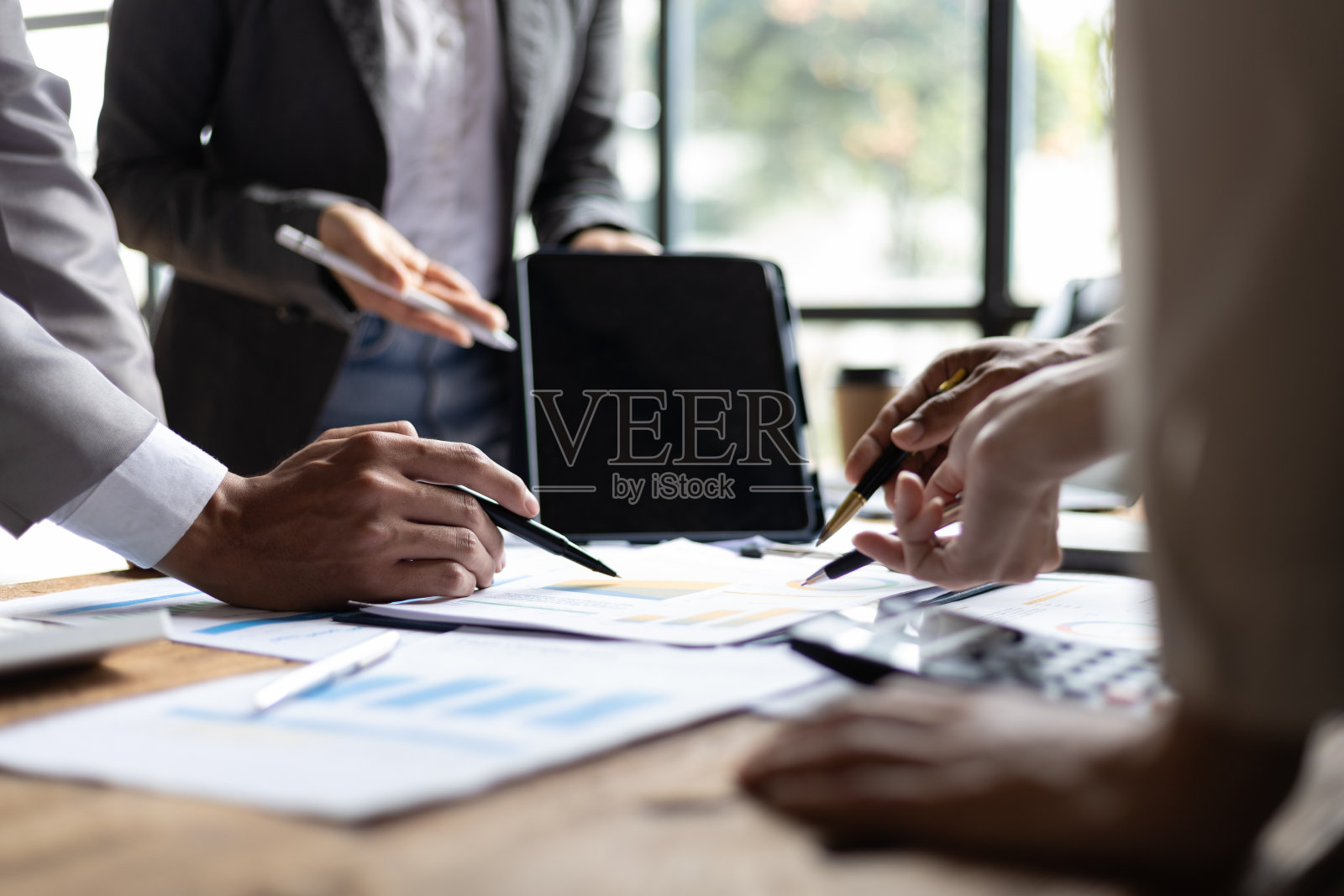 同事开会，商业伙伴分析公司的投资情况，为新的商业项目集思广益。照片摄影图片