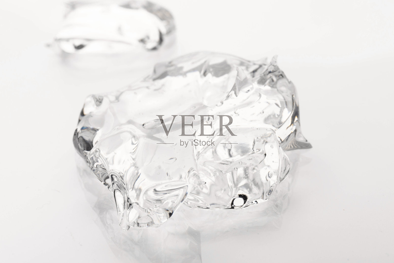 清晰的凝胶精华结构。液体护肤霜背景。化妆品凝胶产品与气泡关闭照片摄影图片