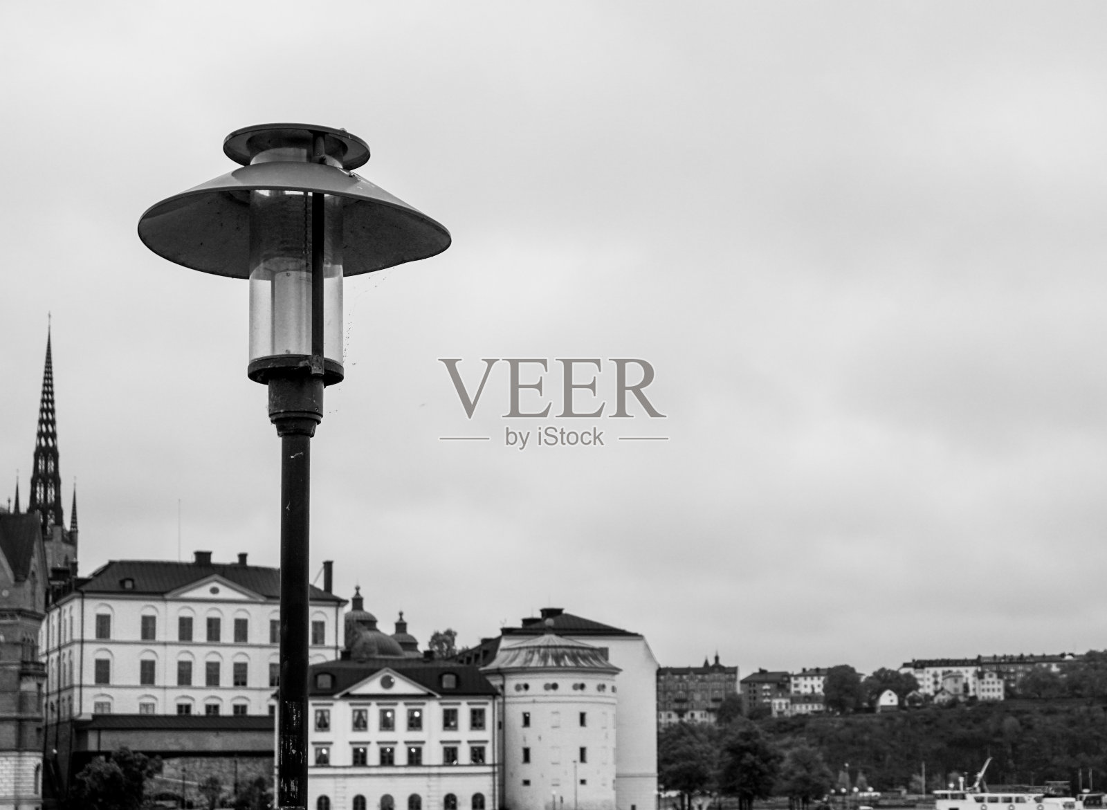 建筑物前面的一根灯柱照片摄影图片