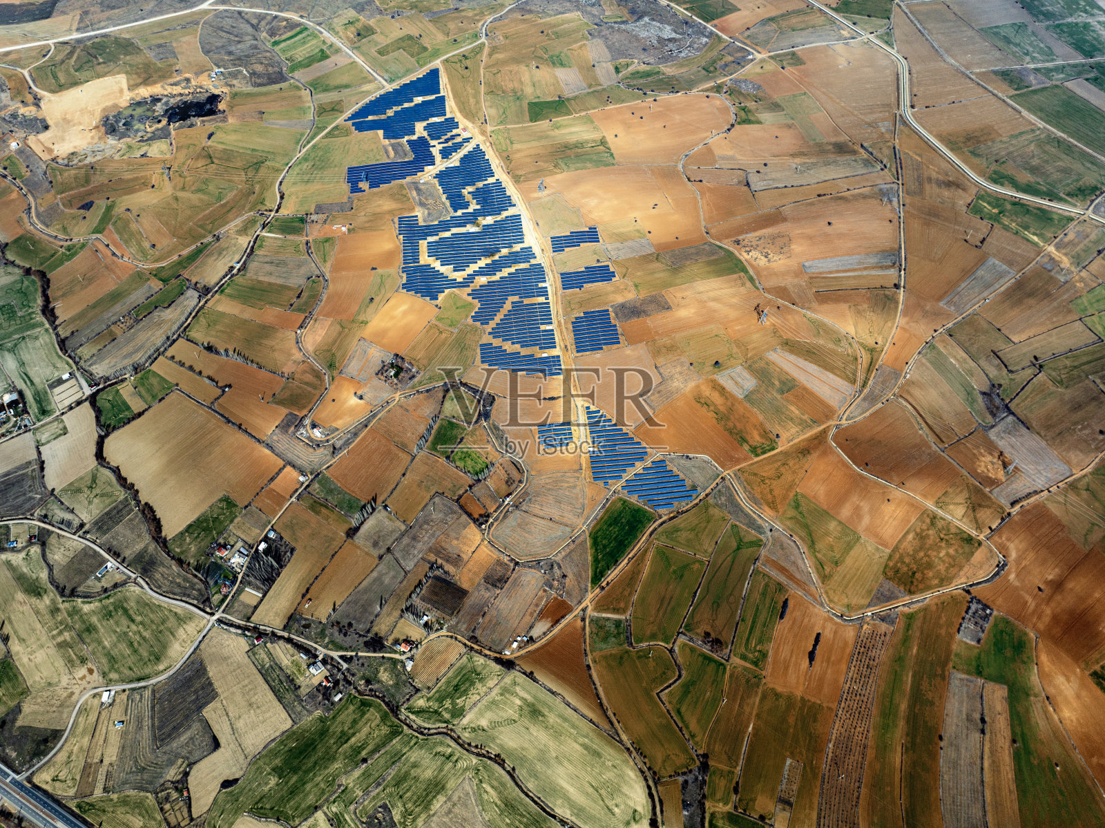 可再生能源：太阳能、风能、水力发电照片摄影图片