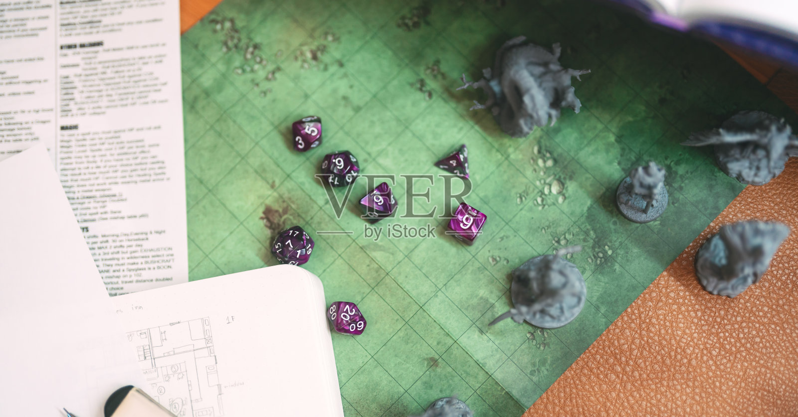 迷你模型和骰子的冒险故事在战斗地图上的角色扮演桌面游戏和棋盘游戏的爱好照片摄影图片