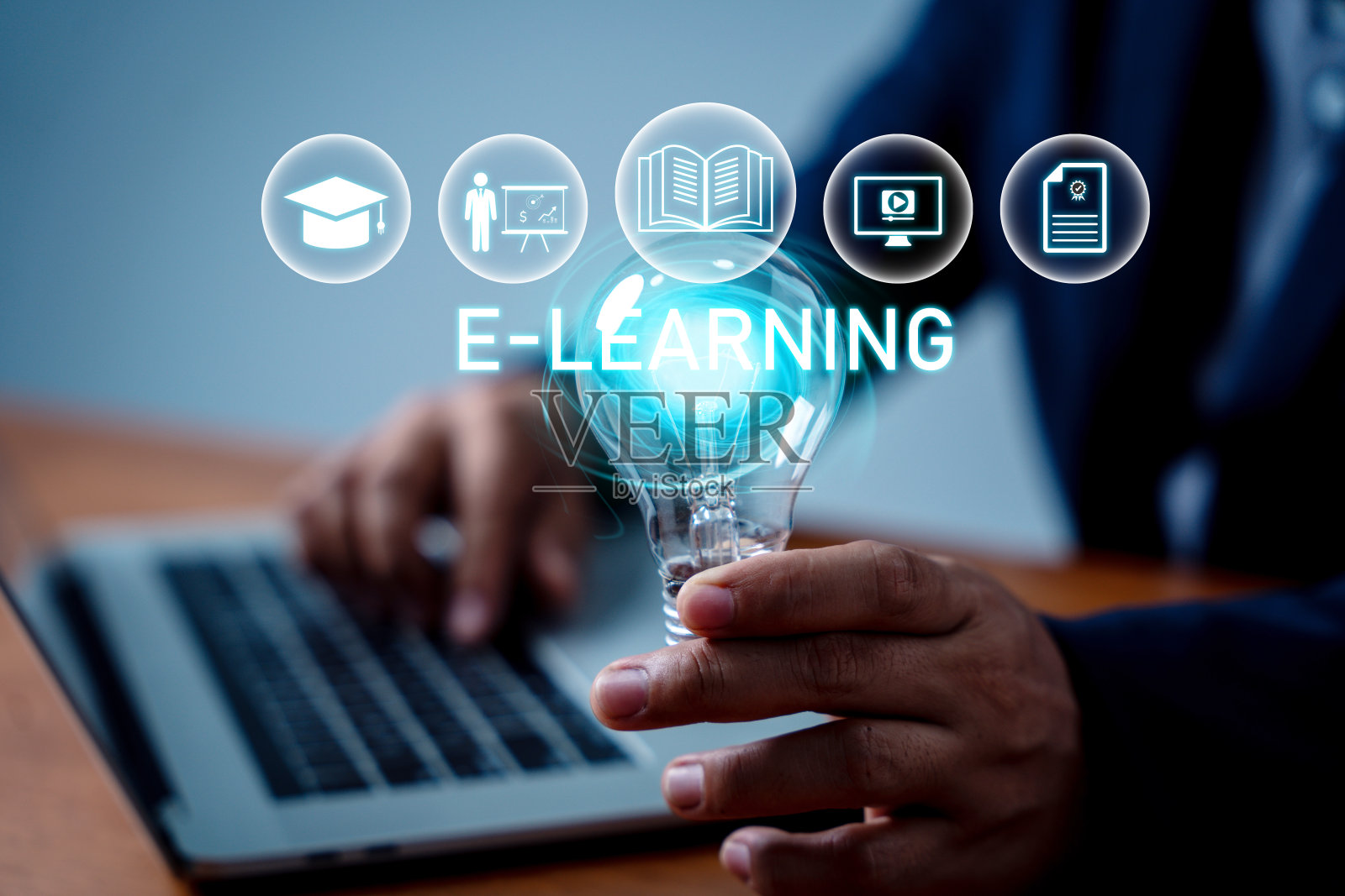 男子双手展示电灯泡，电子学习研究生证书课程概念。网络教育课程学位，学习知识，创意思维思路，解决问题的方案照片摄影图片