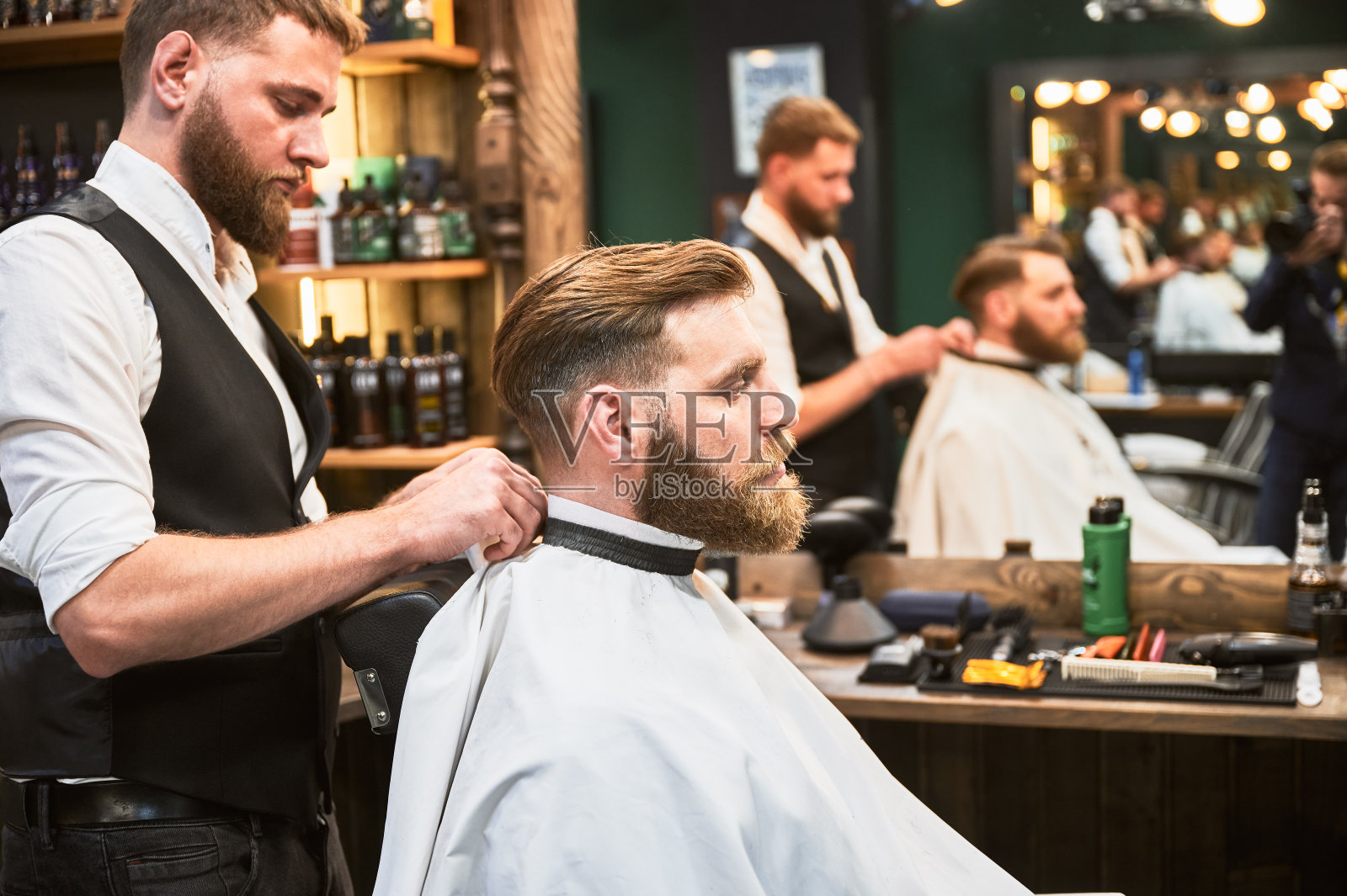 光顾最喜欢的理发店的常客。照片摄影图片