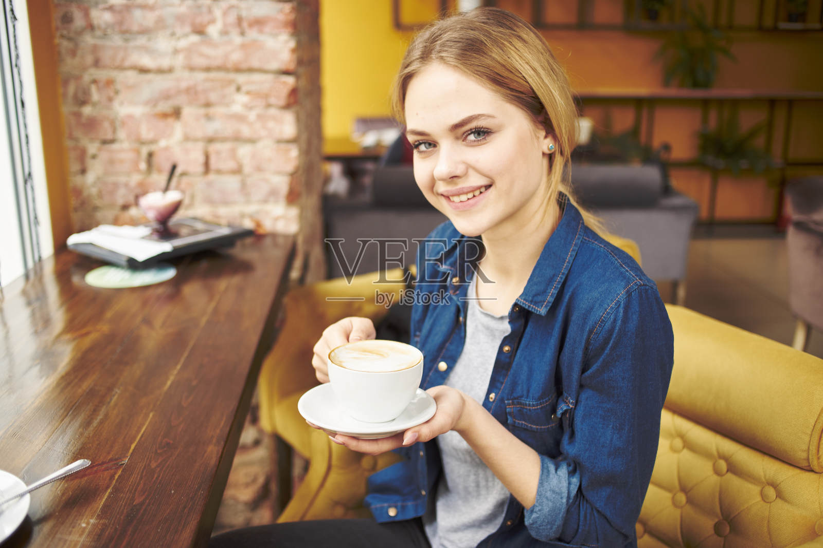 女人西装杯饮生活优雅格调沟通休闲照片摄影图片