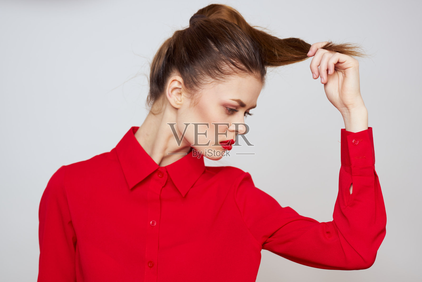 一个女人的肖像与红唇在一个浅色背景上的衬衫剪裁模特化妆发型照片摄影图片