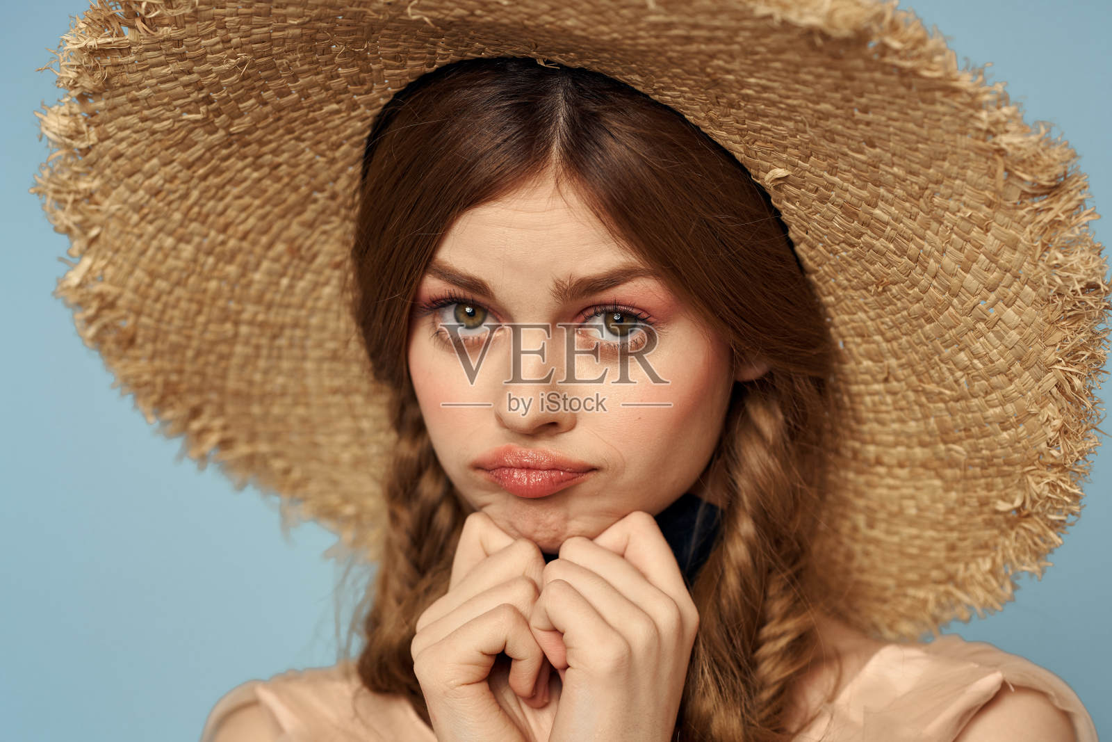 美女戴着帽子扎着小辫魅力旅行照片摄影图片