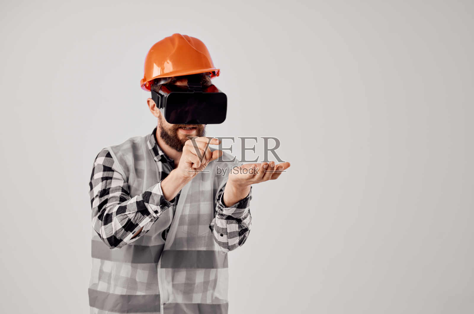 男工人戴橙色头盔技术专业光背景照片摄影图片