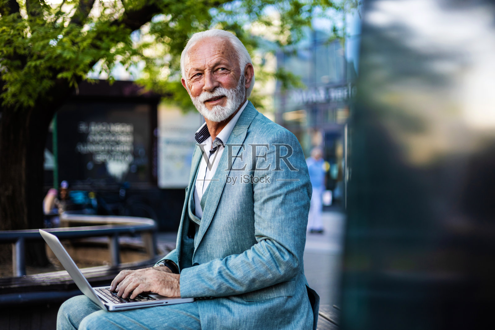 出差及沟通。成熟的高加索商人正在出差，远程工作在笔记本电脑上。照片摄影图片