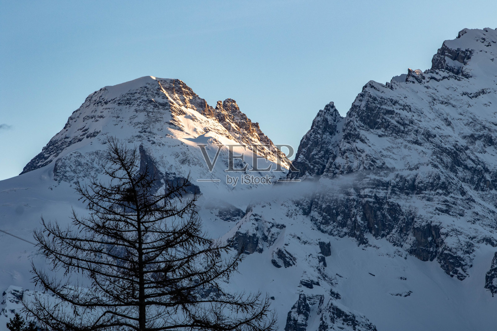 雪山、蓝天是瑞士阿尔卑斯山的自然景观照片摄影图片