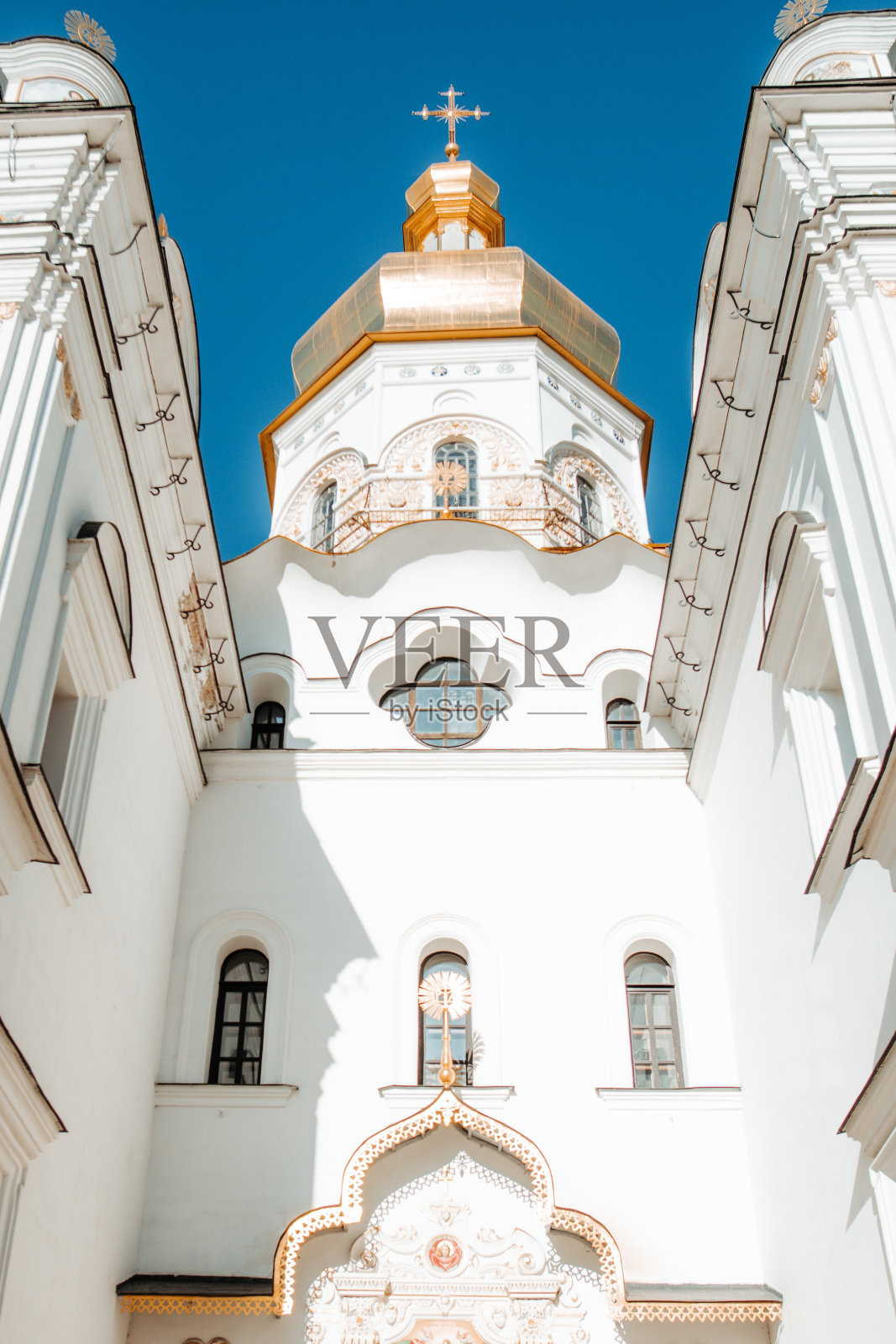 5月5日，乌克兰基辅，基辅佩切尔斯克修道院的安息大教堂，雕刻的镀金圣像照片摄影图片