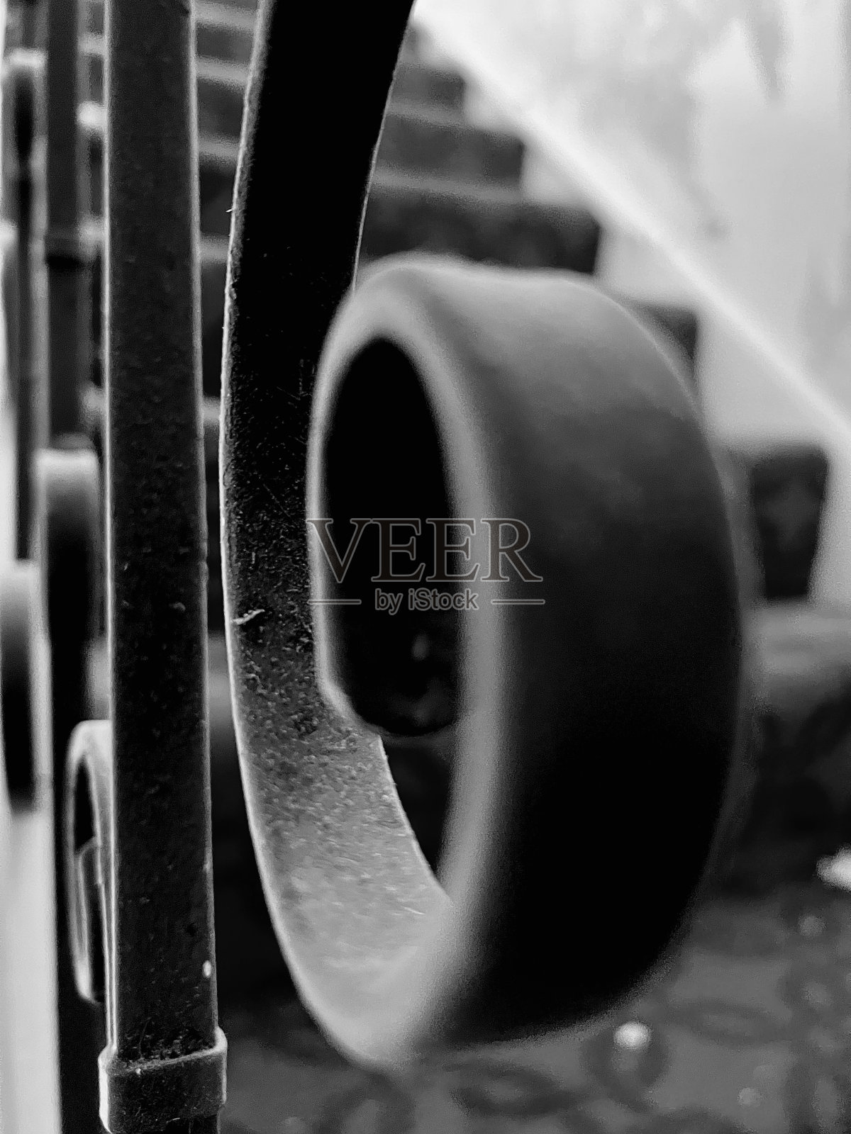 一栋正在装修的房子里，装饰华丽的古董楼梯照片摄影图片